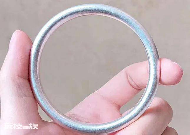 女士银镯子戴哪个手好(女生佩戴银镯子的注意事项)-图片2
